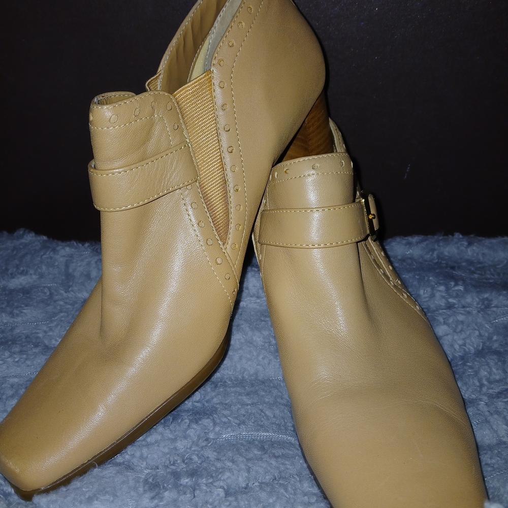Worthington Tan Leather Heels